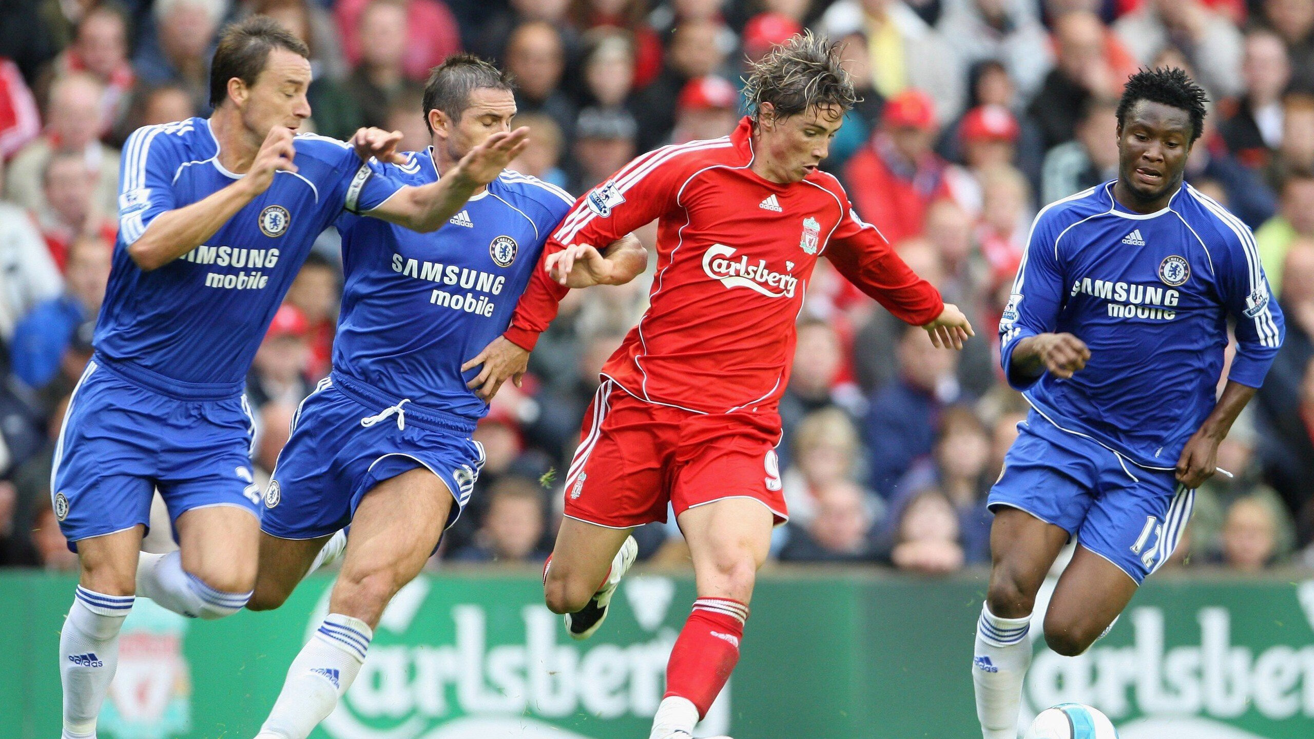 《电竞赛事现场：激烈对抗引爆全场》，电竞比赛场景