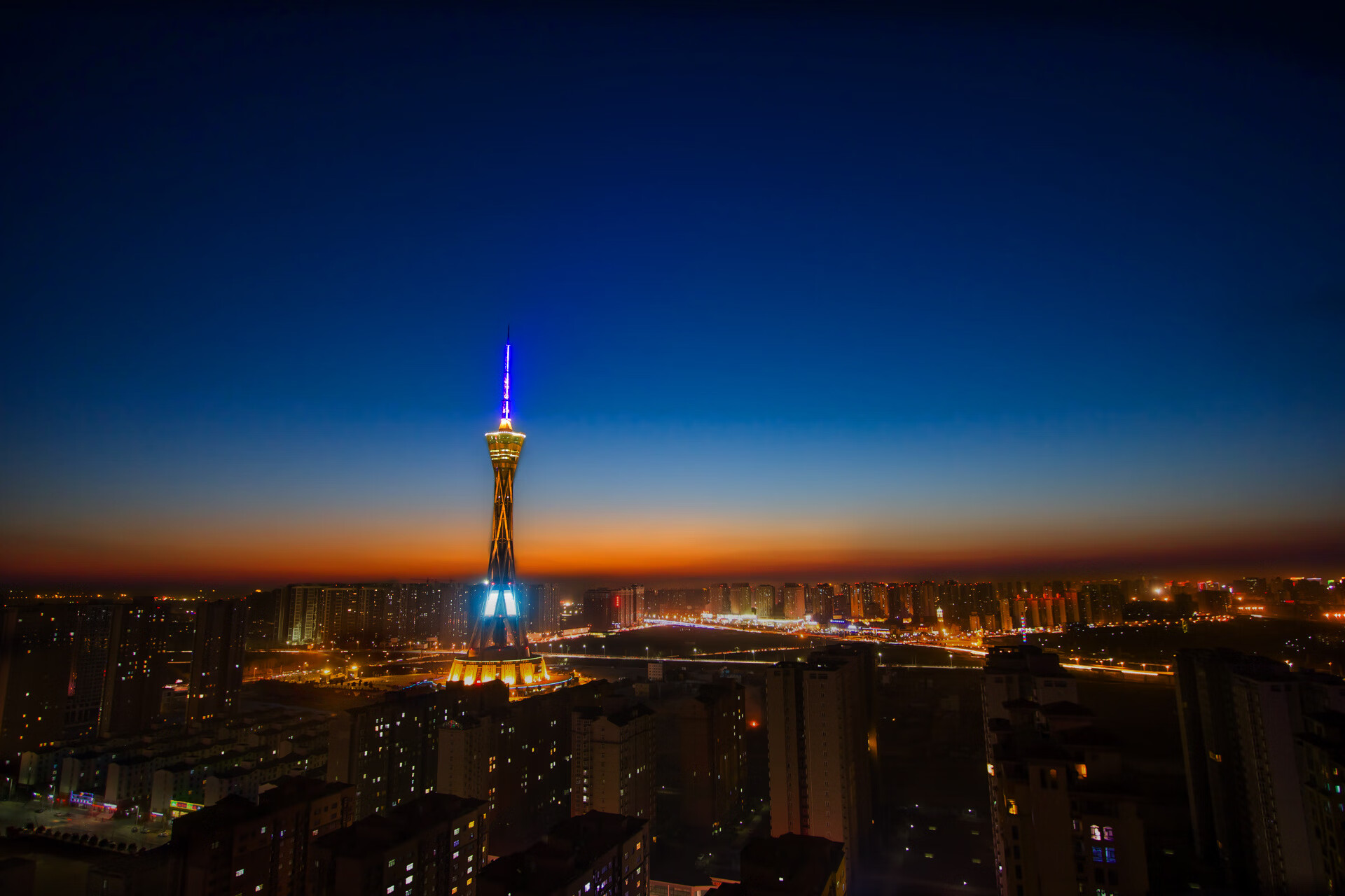 暴雨中的F1：湿滑赛道考验车手技艺，f1赛车雨天比赛