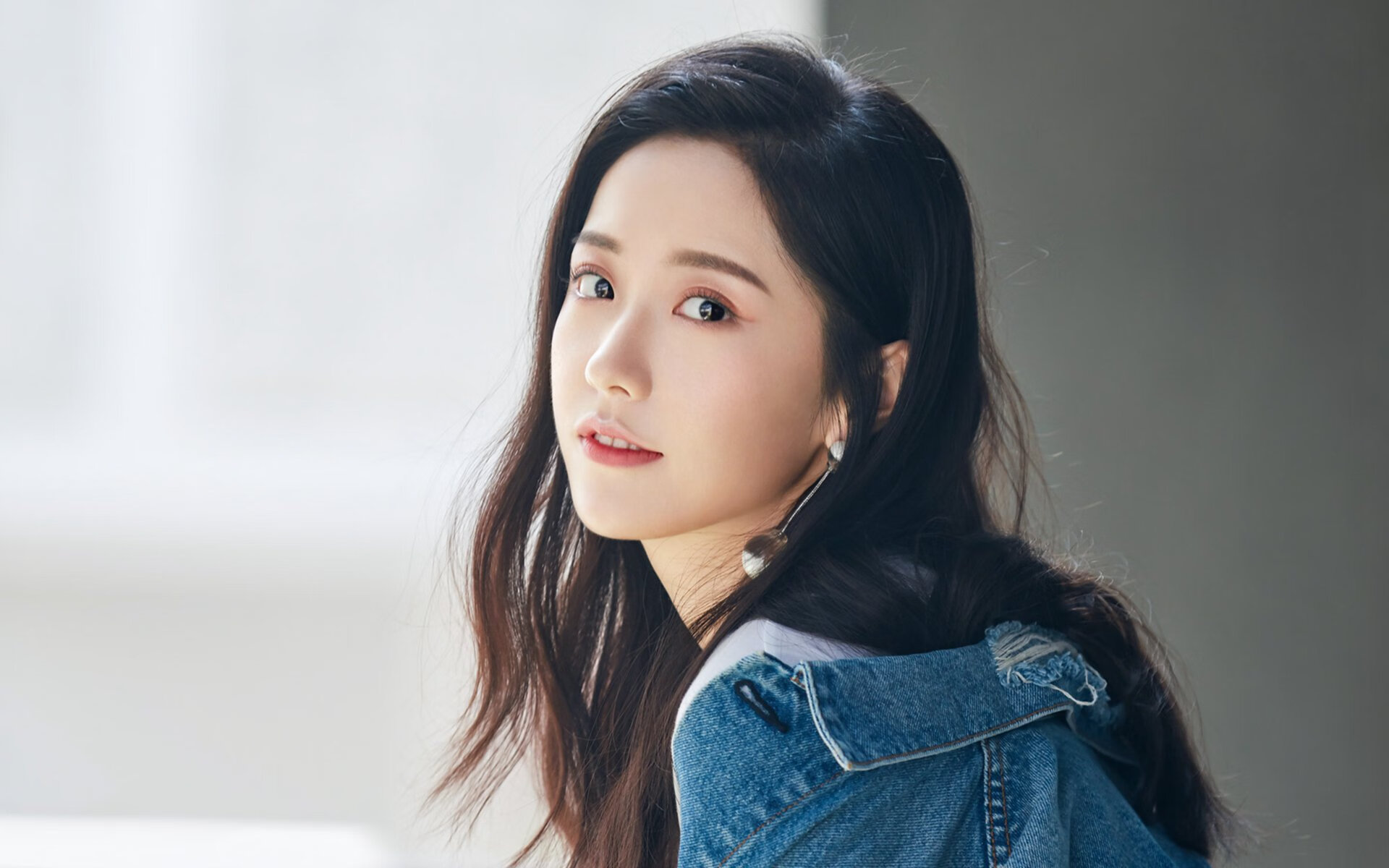 教练布阵是否应更多考虑边路球员身体对抗能力，教练员队伍